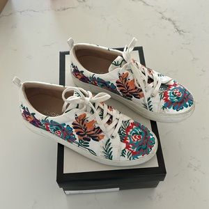 J slides embroidered sneakers